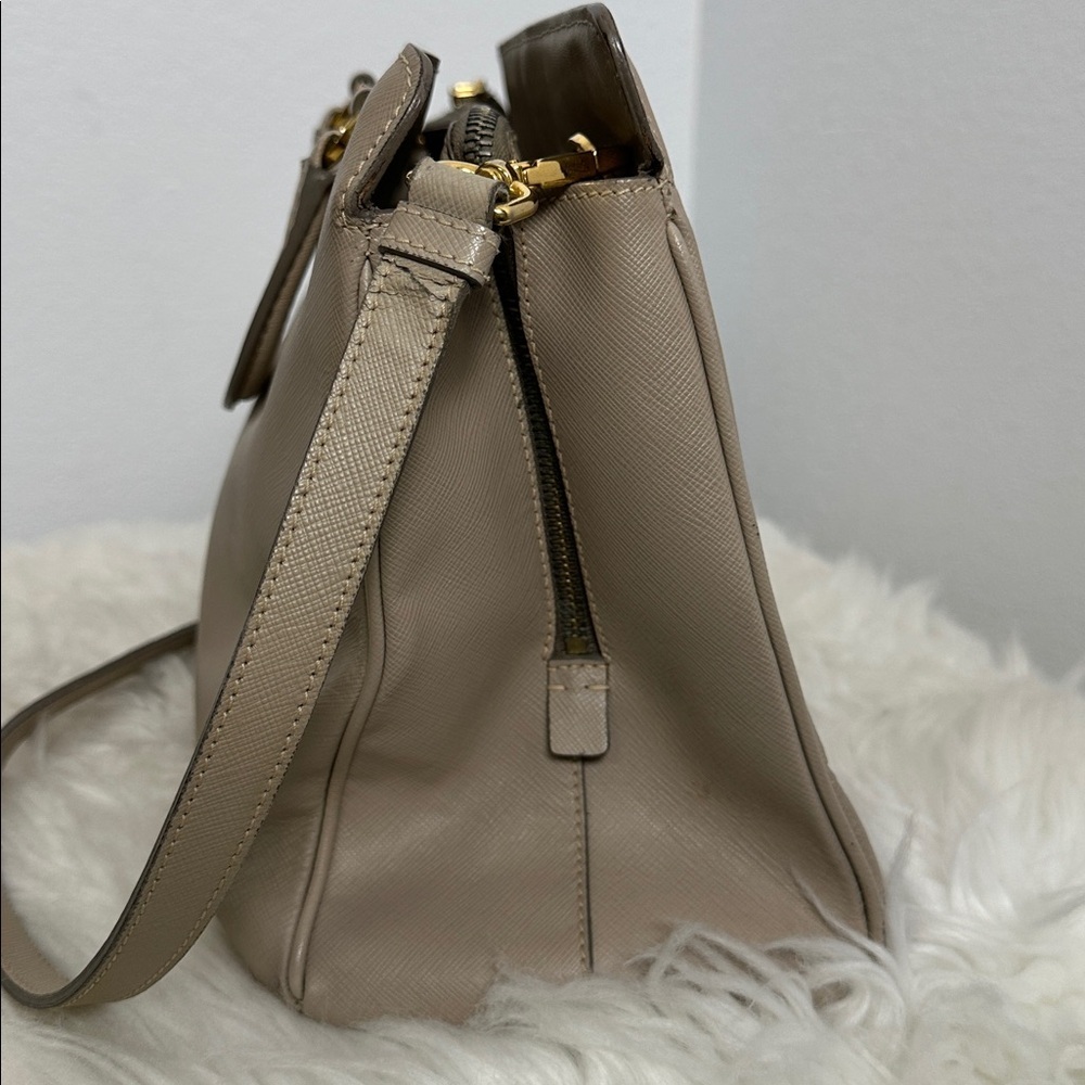 💯Authentic Prada tote Beige Leather bag🍀 - Picture 14 of 17